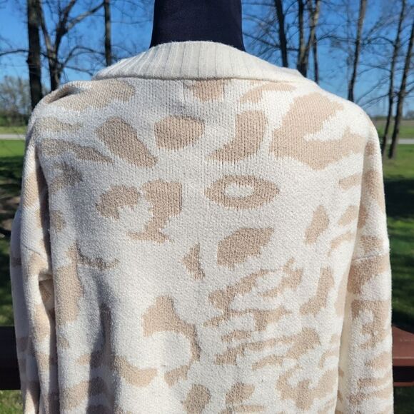 Pink Lily Cream Tan Leopard Print Long Sleeve Round Neck Pullover Sweater Size L - Picture 5 of 15
